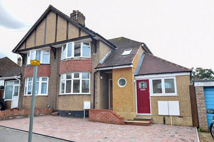 2 Bedroom Flat To Rent In Cedar Walk, Hemel Hempstead, HP3