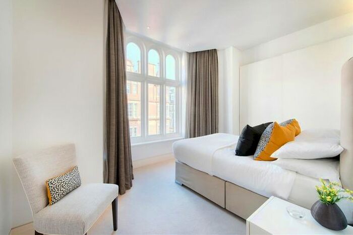 3 Bedroom Flat To Rent In Green Street, Mayfair, W1K