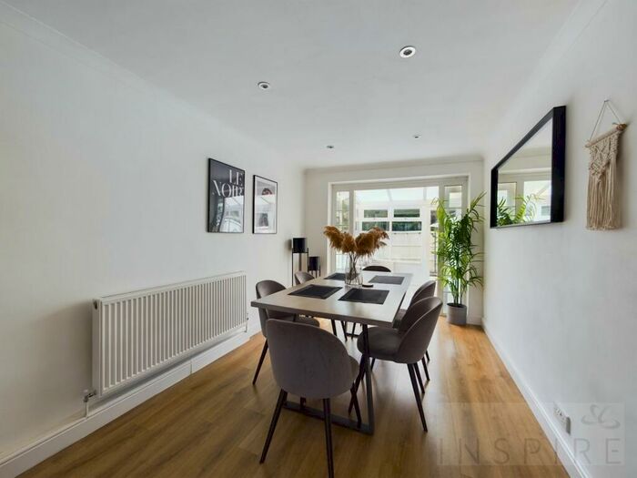 3 Bedroom End Of Terrace House For Sale In Lyndhurst Close, Crawley, RH11