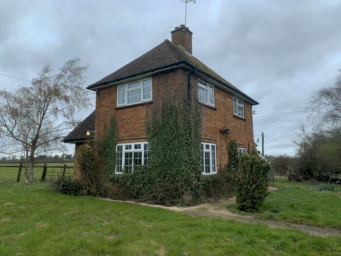 3 Bedroom Farm House To Rent In Buckingham Road, Weedon, Aylesbury, HP22