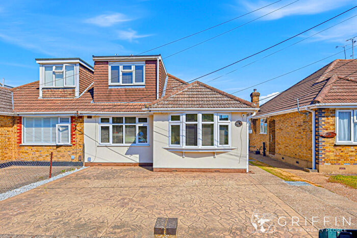 4 Bedroom Semi-Detached Bungalow For Sale In Fourth Avenue, Wickford, SS11