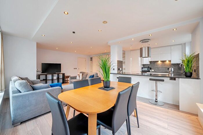 3 Bedroom Flat For Sale In Osiers Road, London, SW18