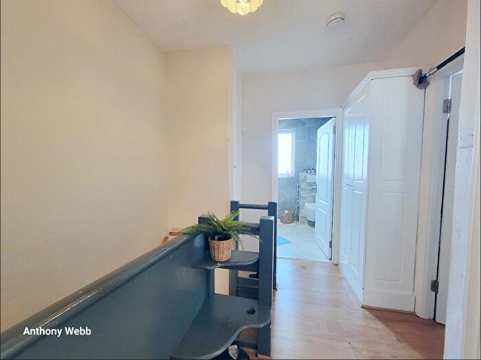 3 Bedroom End Of Terrace House For Sale In Connaught Gardens, Palmers Green, N13