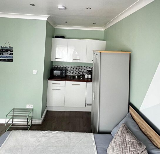 Studio To Rent In Selborne Gardens, London, NW4