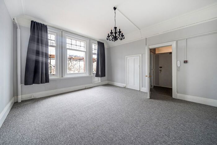 Studio To Rent In The Drive, Hove, BN3