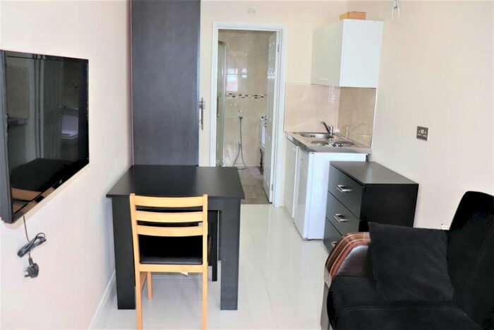 Studio To Rent In St Leonards Avenue, Kenton HA3