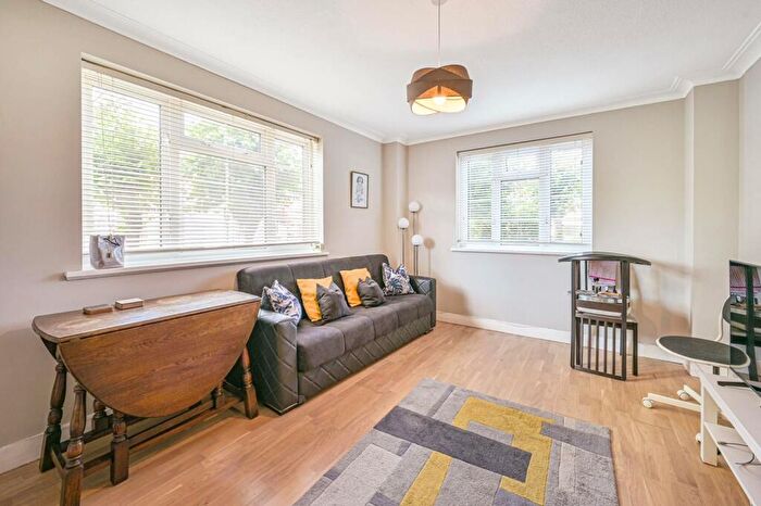 2 Bedroom Flat To Rent In Ashford Road, Cricklewood, London, NW2