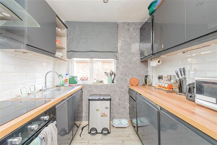 2 Bedroom Maisonette For Sale In Bellegrove Road, Welling, Kent, DA16