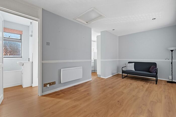 Studio To Rent In Colin Road, Luton, LU2