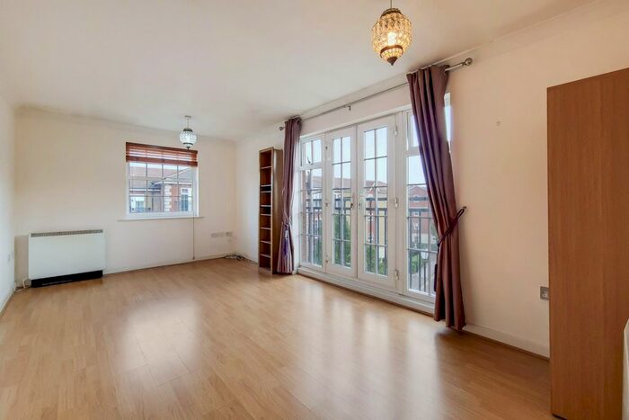 2 Bedroom Flat To Rent In Queensberry Place, London, E12