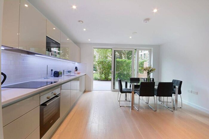 3 Bedroom Flat To Rent In Heygate Street, Elephant And Castle, SE17