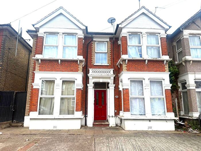 3 Bedroom Flat To Rent In Courtland Avenue, Ilford, IG1