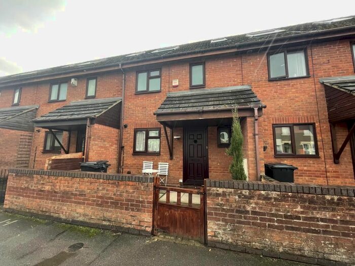 4 Bedroom Town House To Rent In Courtsnap Court, SN1