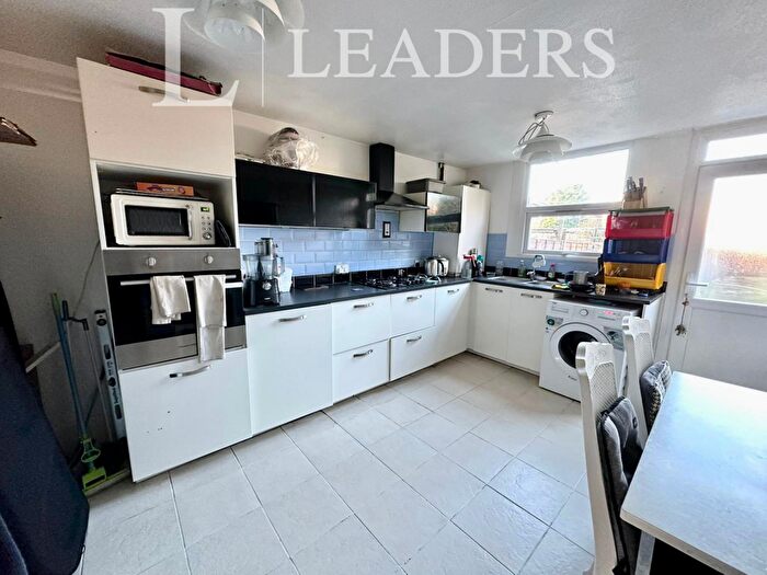 3 Bedroom Town House To Rent In Yardley Close, B68