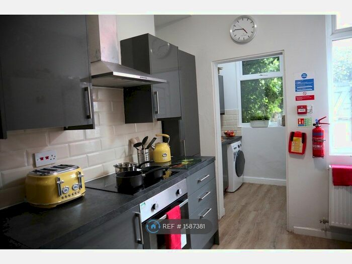 6 Bedroom End Of Terrace House To Rent In Colebrooke Road, Liverpool, L17