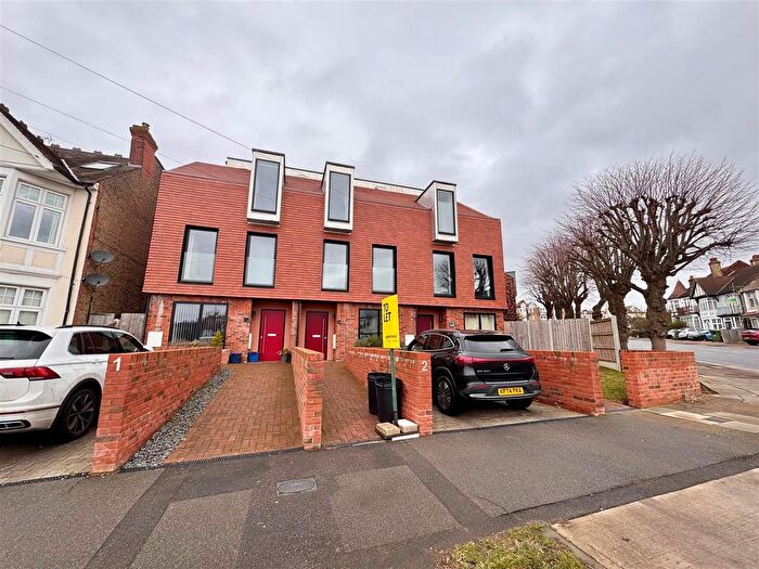 5 Bedroom Terraced House To Rent In First Avenue, Chalkwell, SS0
