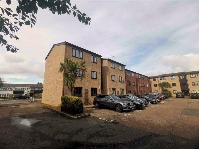 2 Bedroom Flat To Rent In Chestnut Court, Basildon, Essex, SS16