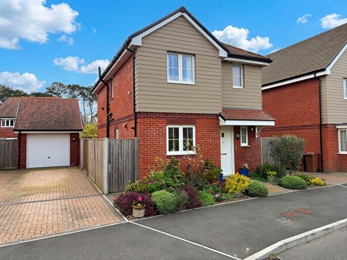 3 Bedroom Detached House For Sale In Augustus Avenue, Fordingbridge, SP6