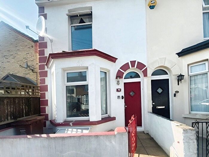 3 Bedroom End Of Terrace House To Rent In King Street, Gillingham, Kent, ME7