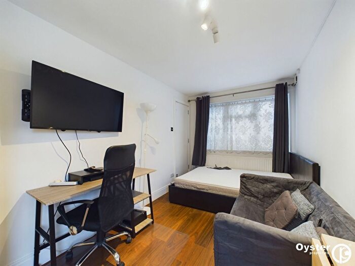 Studio To Rent In Betstyle Road, London, N11