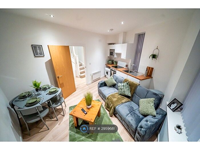 2 Bedroom Flat To Rent In Newhey Road, Milnrow, Rochdale, OL16