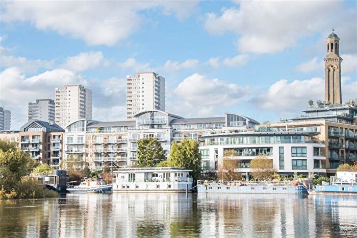 3 Bedroom Houseboat To Rent In The Hollows, Brentford, TW8