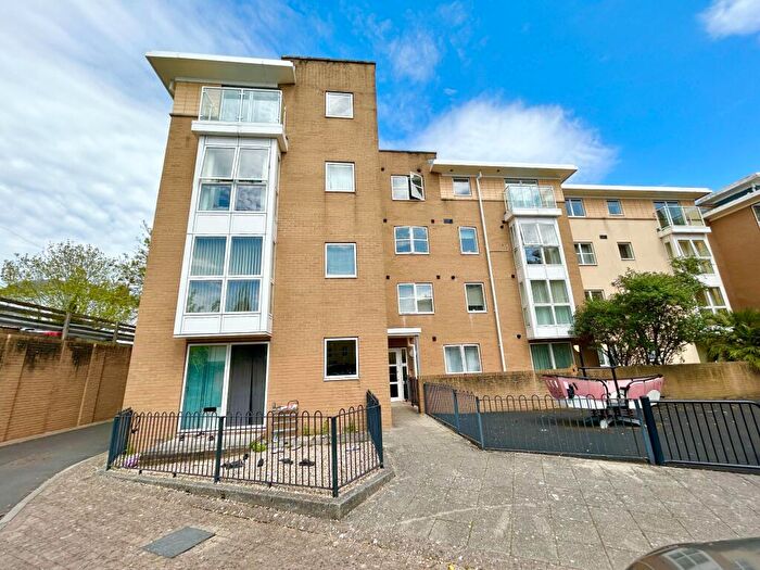 2 Bedroom Flat For Sale In Richmond Court, Exeter, EX4