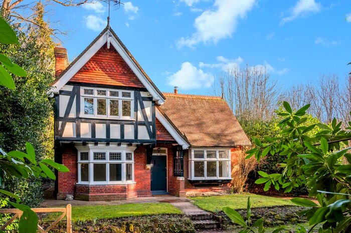 3 Bedroom Detached House To Rent In Newchapel Road, Lingfield, RH7