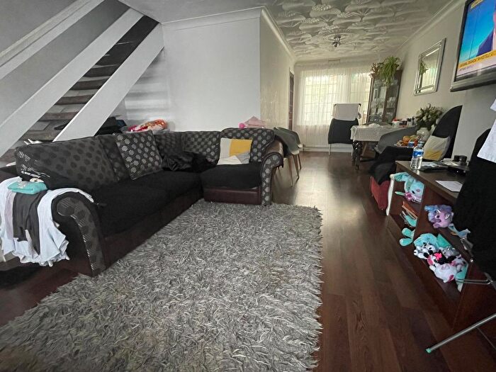 3 Bedroom Terraced House For Sale In Scots Close, Staines, TW19