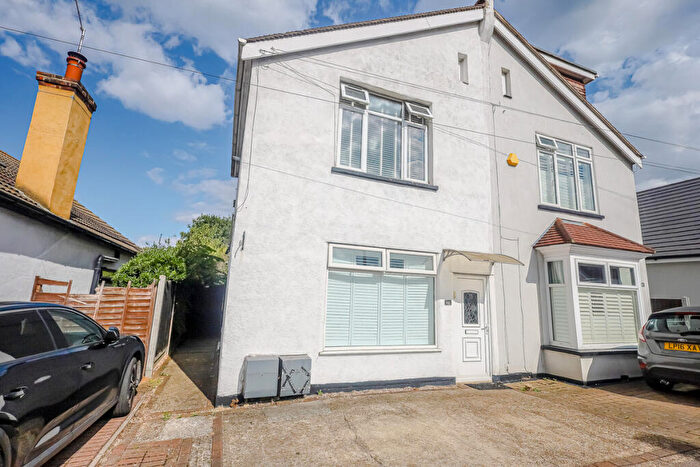 1 Bedroom Flat For Sale In Elmsleigh Drive, Leigh-on-sea, SS9