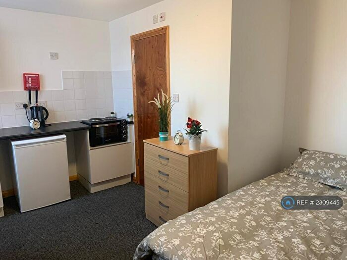 Studio To Rent In Green Lanes, London, N13