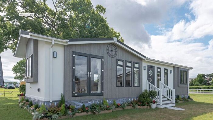 2 Bedroom Mobile/park Home For Sale In Barataria Park, Ripley, Woking, GU23