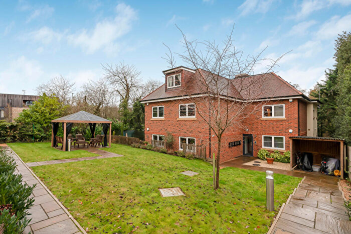 2 Bedroom Flat For Sale In Willow Court, Welwyn, Hertfordshire, AL6