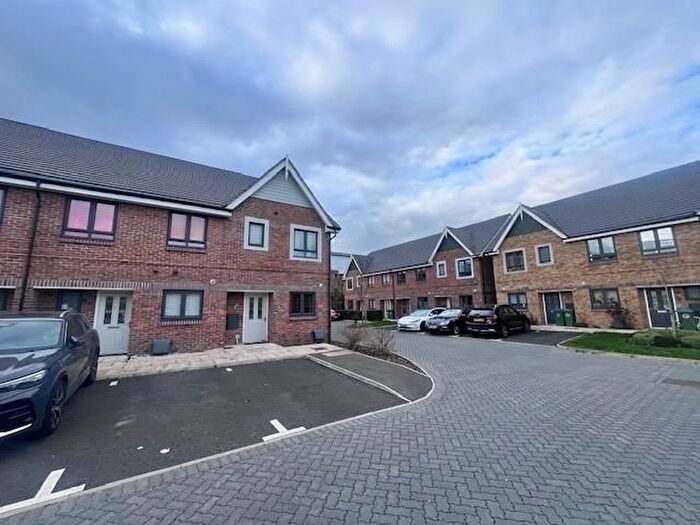 3 Bedroom Town House To Rent In Richardson Close, Aylesbury, HP19