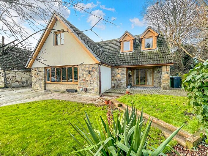 4 Bedroom Detached House For Sale In Upper Lane, Emley, Huddersfield, HD8