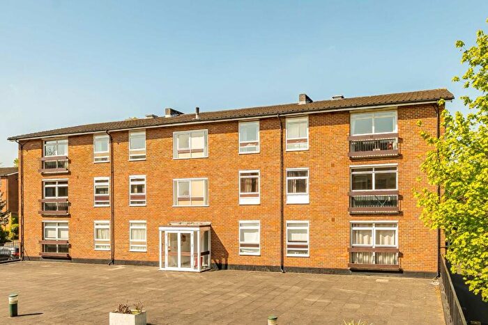 2 Bedroom Flat To Rent In Maresfield, Croydon, CR0