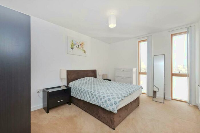 2 Bedroom Flat To Rent In Crampton Street, Elephant And Castle, London, SE17