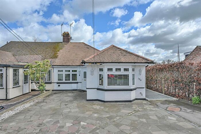 3 Bedroom Semi-detached Bungalow For Sale In Thorndon Avenue, West Horndon, Brentwood, CM13