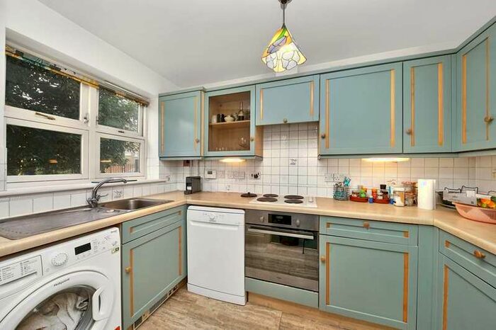 2 Bedroom Flat To Rent In Bakery Close, London SW9