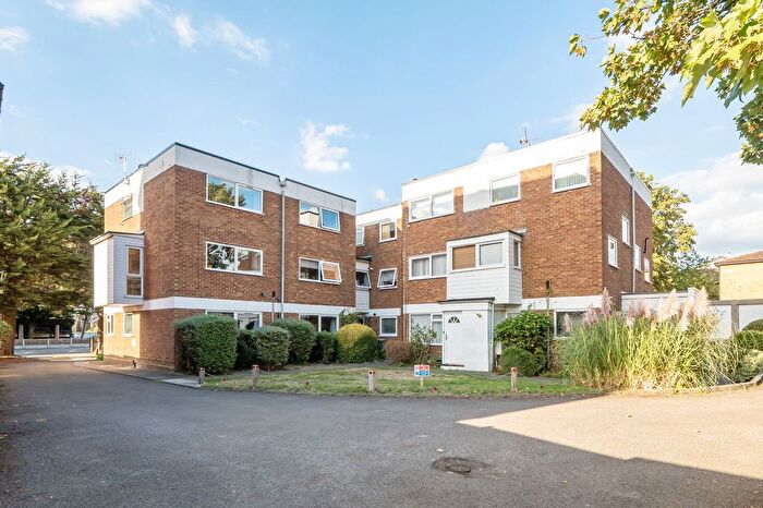 2 Bedroom Flat For Sale In East Street, Epsom, KT17