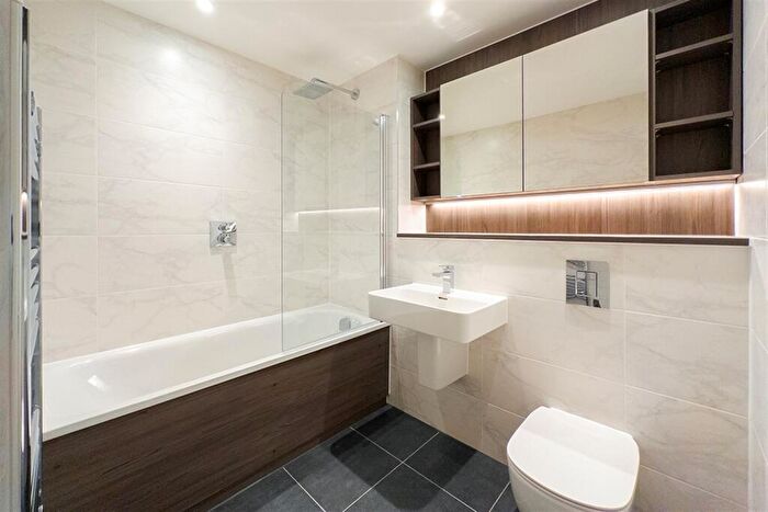 2 Bedroom Apartment To Rent In The Blade, M15