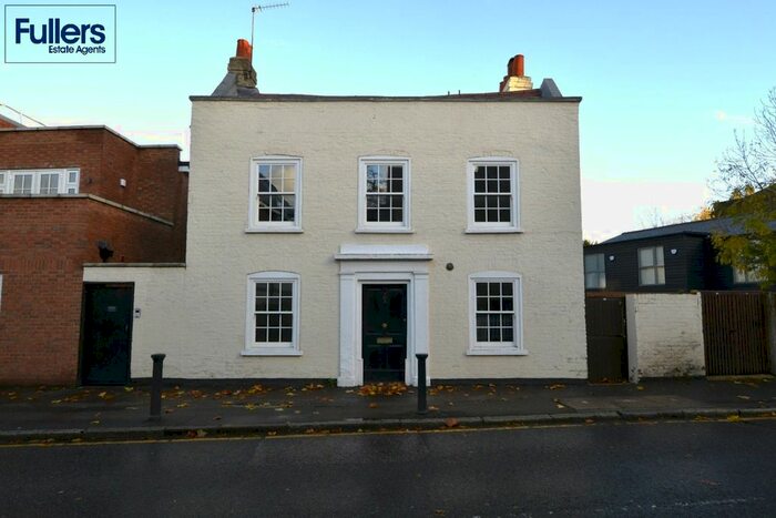 3 Bedroom Detached House To Rent In Chase Side, Enfield, EN2