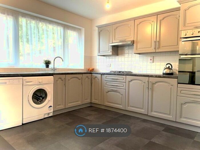 5 Bedroom Semi-Detached House To Rent In Moorfield Avenue, Manchester, M20