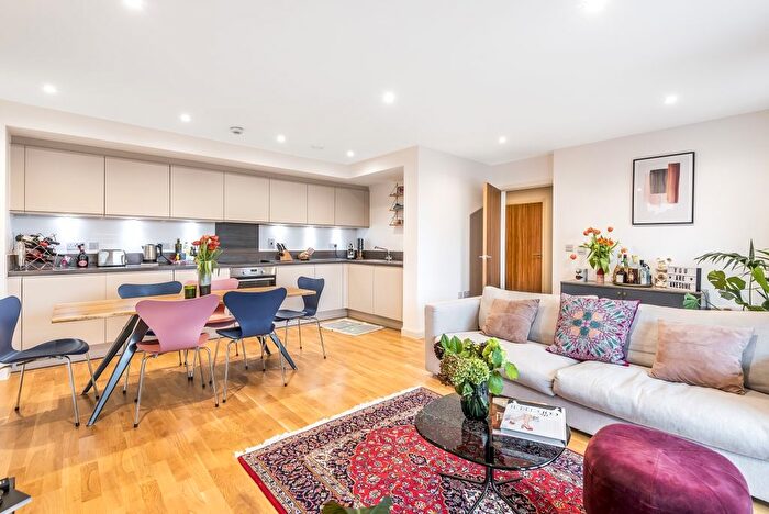 2 Bedroom Flat To Rent In Battersea Park Road, Battersea, London, SW11