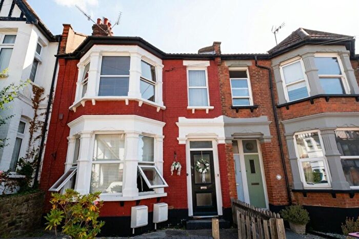 2 Bedroom Flat To Rent In Highcliff Drive, Leigh-on-Sea, SS9