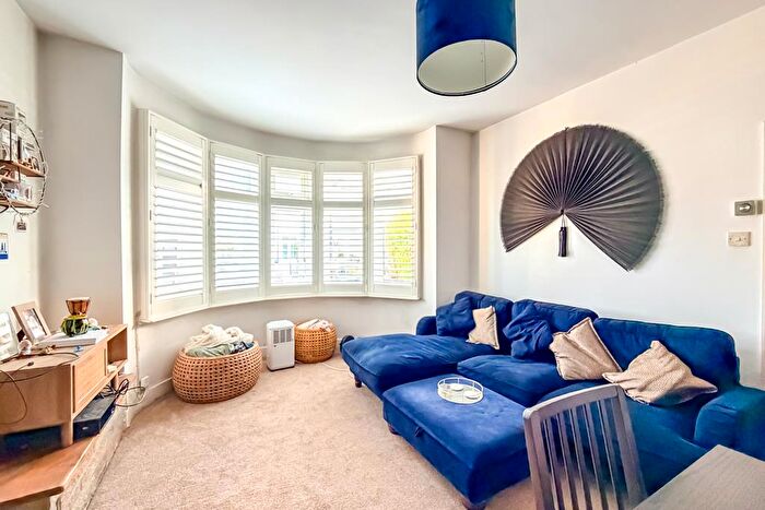 1 Bedroom Flat For Sale In Ronald Park Avenue, Westcliff-on-Sea, SS0