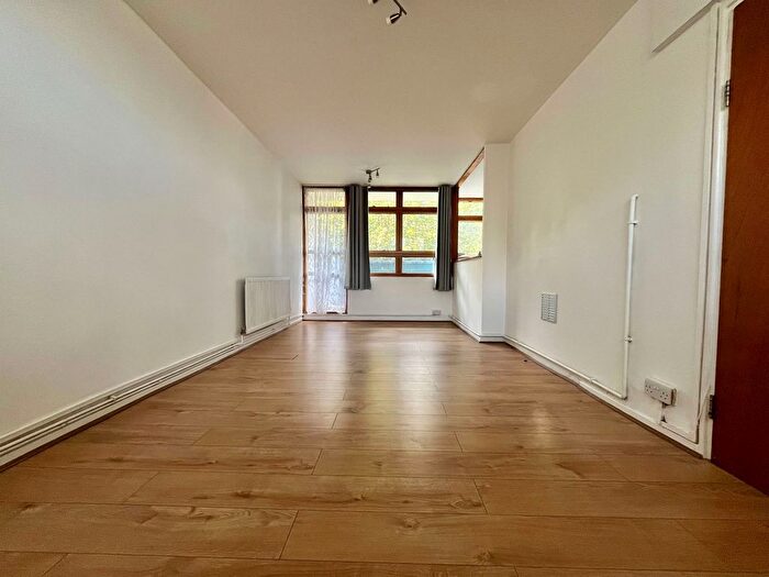 3 Bedroom Maisonette To Rent In Walpole Place, London, SE18