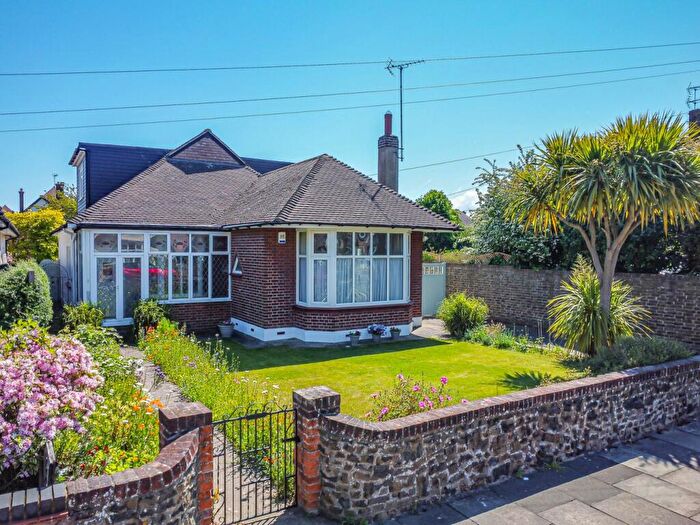 4 Bedroom Detached House For Sale In Tyrone Road, Thorpe Bay, SS1