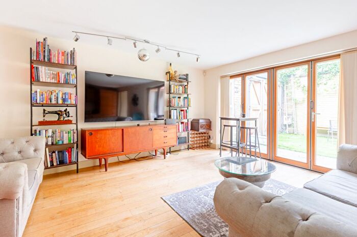 2 Bedroom Flat To Rent In Stewarts Grove, London ., SW3