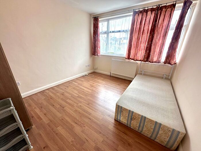 5 Bedroom Semi-Detached House To Rent In Waverley Close, Hayes, UB3